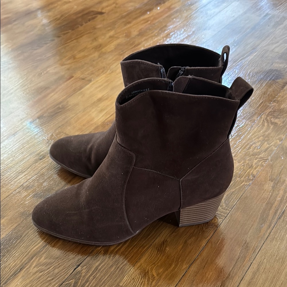 Amazon Essentials Brown Ankle Booties with Chunky Heel